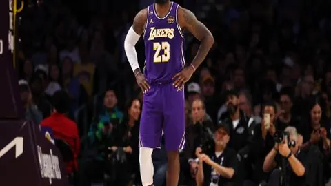 马雷斯卡出席莱斯特城与诺维奇比赛现场观战